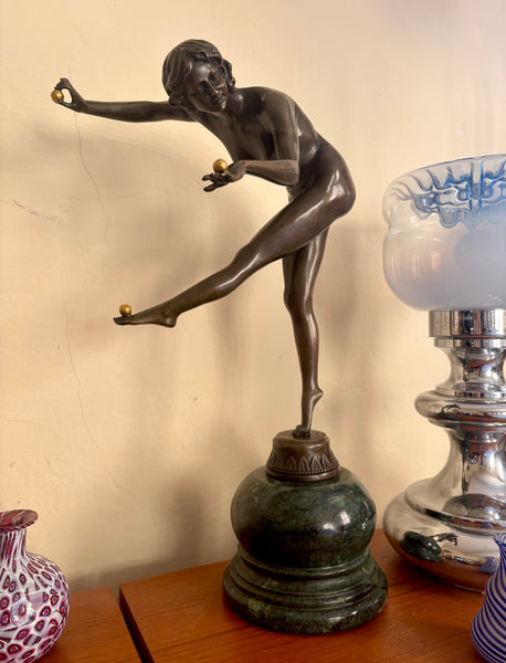 The Suns Children on Woman’s Dance
